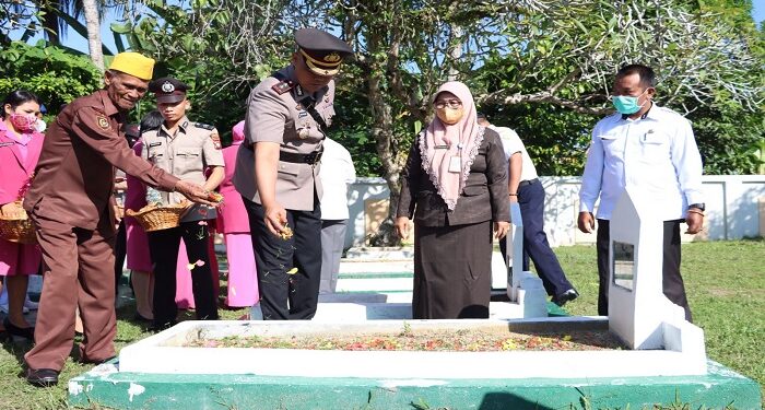 HUT Bhayangkara ke – 76, Kpolres Karimun Pimpin Ziarah Makam Pahlawan dan Upacara Tabur Bunga