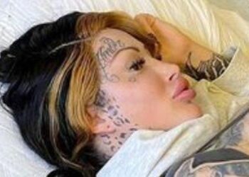 Sudah Beli Tiket Rp 72 Juta, Model Ini Mengaku Diusir dari Pesawat karena Payudaranya Terlalu Besar