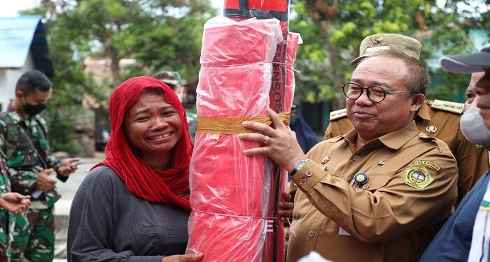 Pemkab Karimun Salurkan Bantuan Kepada Korban Puting Beliung Di Kecamatan Sugi Besar