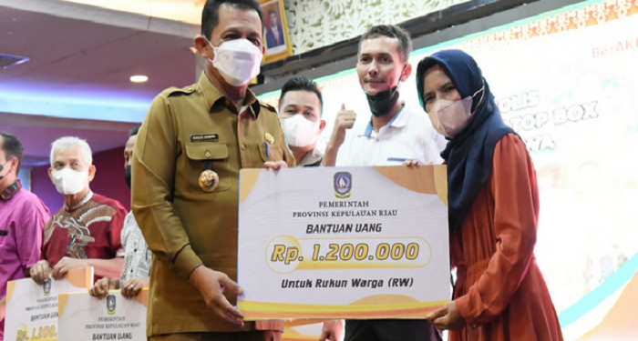 Pemprov Kepri Beri Insentif Kepada 4.217 RT/ RW dan 344 Posyandu se Kota Batam Senilai Rp6.78 Miliar