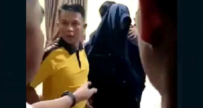 Oknum Polisi Sembunyi di Atas Loteng Saat Digerebek Massa, Diduga Selingkuhi Istri Rekannya