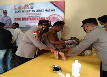 Bakti Kesehatan Menyongsong HUT Bhayangkara Ke-76 Polsek Daik Lingga Gelar Khitanan Massal