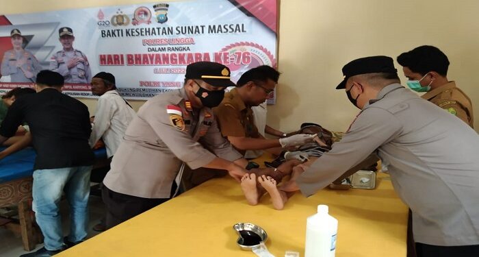 Bakti Kesehatan Menyongsong HUT Bhayangkara Ke-76 Polsek Daik Lingga Gelar Khitanan Massal