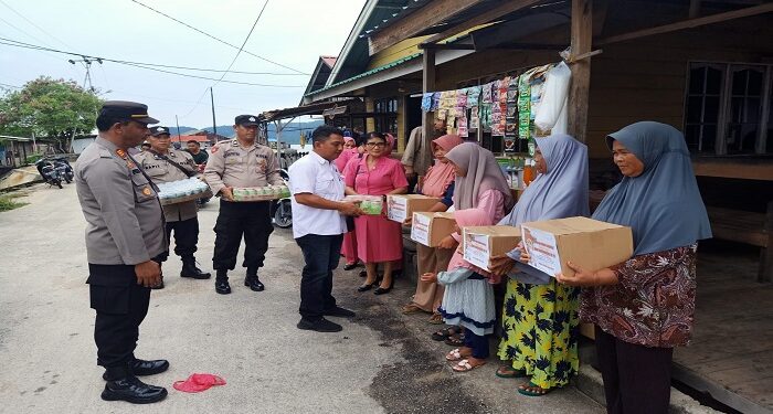 Semarak HUT Bhayangkara Ke-76, Polsek Moro Bagi-bagi Paket Sembako