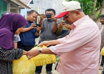 Tinjau Lokasi Banjir, Bupati Karimun Salurkan Bantuan kepada Warga Terdampak