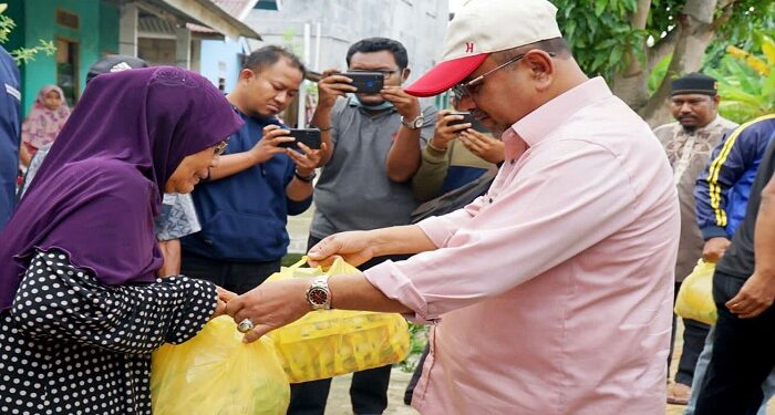 Tinjau Lokasi Banjir, Bupati Karimun Salurkan Bantuan kepada Warga Terdampak