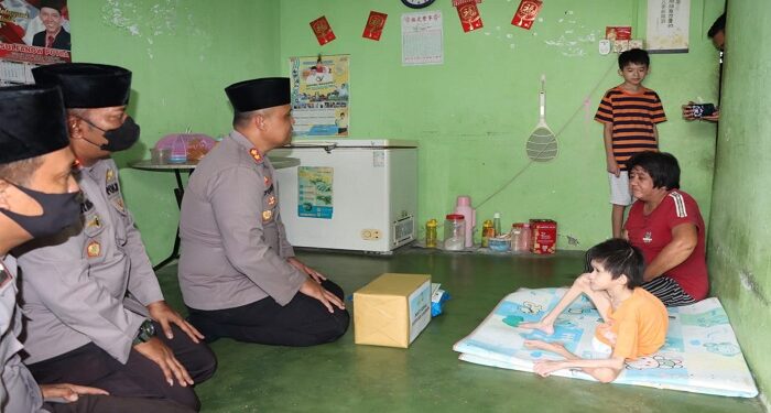 Dalam Rangka HUT Bhayangkara Kapolres Karimun Berikan Bantuan Sosial kepada Masyarakat yang Sangat Membutuhkan
