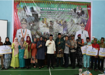 Gubernur Ansar Berikan Bantuan Insentif RT/RW dan Posyandu di Jemaja