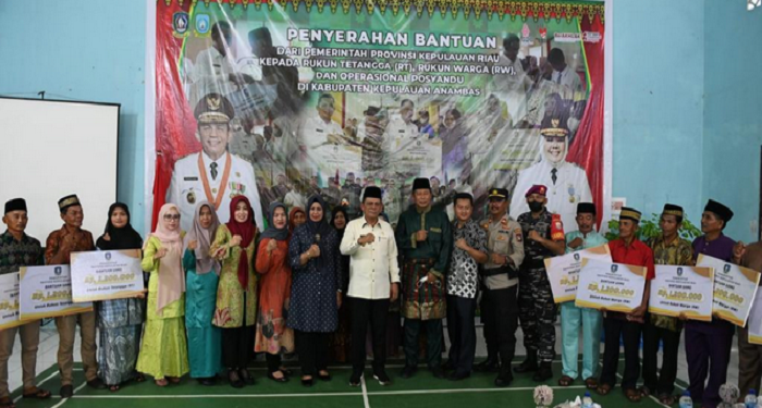 Gubernur Ansar Berikan Bantuan Insentif RT/RW dan Posyandu di Jemaja