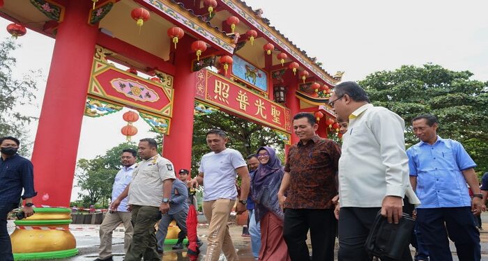 Gubernur Ansar Jamin Pembangunan Jalan Tidak Rusak Estetika Vihara Dharma Sasana