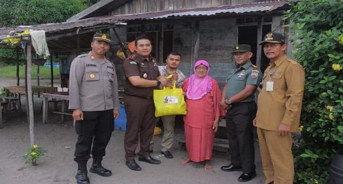 HUT Bhakti Adhyaksa ke 62 Kacabjari Moro Bagikan Sembako