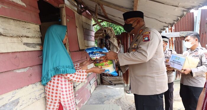 Jum’at Berkah, Kapolres Karimun Ulurkan Bantuan Kepada Masyarakat