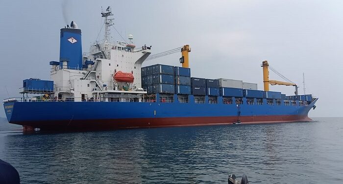 TNI AL Berhasil Evakuasi TB Dzakiyyah Marine 99 Tenggelam