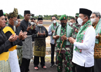 Tiba di Letung, Gubernur Ansar Disambut Wakil Bupati Anambas dan Tokoh LAM