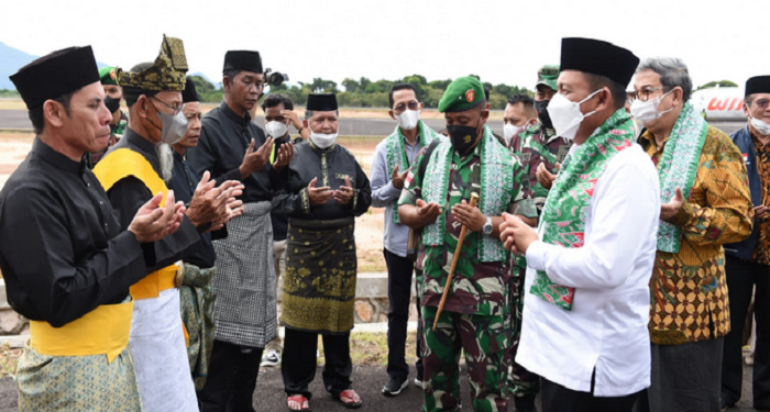 Tiba di Letung, Gubernur Ansar Disambut Wakil Bupati Anambas dan Tokoh LAM