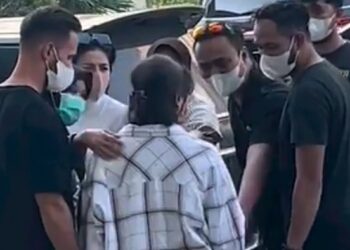 Pecah Tangis Balita Nikita Mirzani Saksikan Ibunya Digelandang Polisi