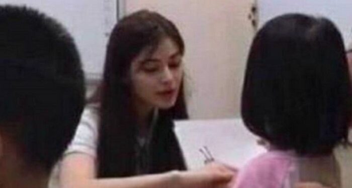 Ibu-Ibu Minta Sekolah Pecat Guru Cantik Mirip Artis Ini karena Bikin Para Suami Betah ke Sekolah