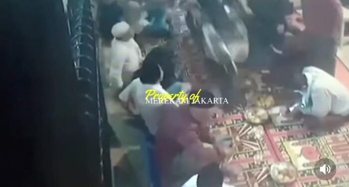 Nggak Ada Akhlak, Pemotor Terobos Acara Tahlilan sampai Lindas Makanan