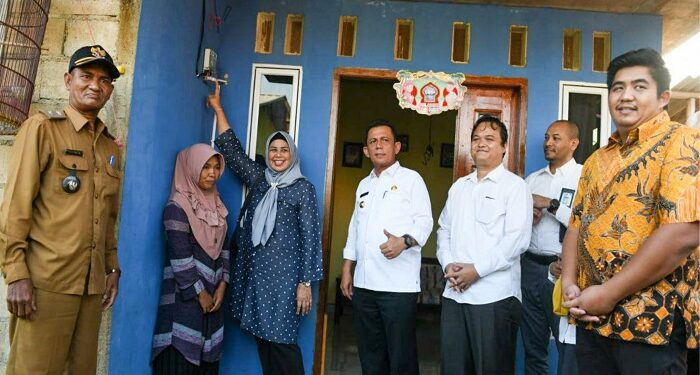 Gubernur Ansar Nyalakan Listrik di Desa Tenggel dan Air Gelubi, Elektrifikasi Kepri Sudah 99,45 Persen