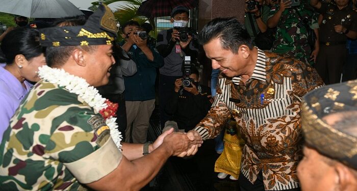 Gubernur Ansar Sambut Panglima TNI di Bandara RHF