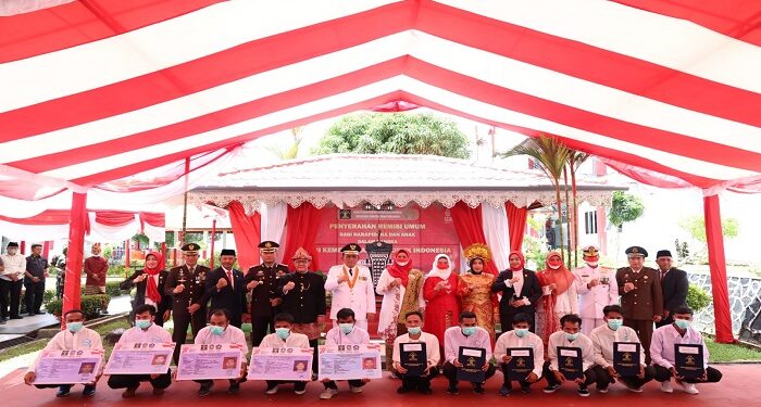 Gubernur Ansar Serahkan Remisi dan E-KTP Untuk Warga Binaan se Kepri