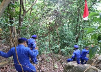 HUT RI Ke-77 Polairud Polres Karimun Kibarkan Bendera Di Pulau Terluar Indonesia