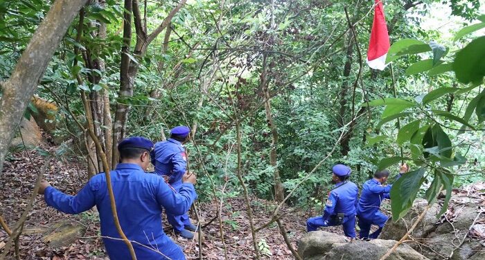 HUT RI Ke-77 Polairud Polres Karimun Kibarkan Bendera Di Pulau Terluar Indonesia