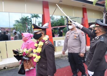 Kapolres Karimun Pimpin Upacara Pelepasan Purnabakti
