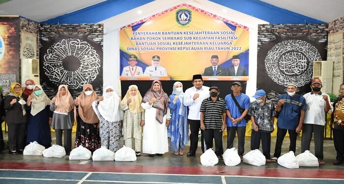 LKKS Kepri-Dinas Sosial Kepri Serahkan 1.070 Paket Sembako Untuk Warga Bintan