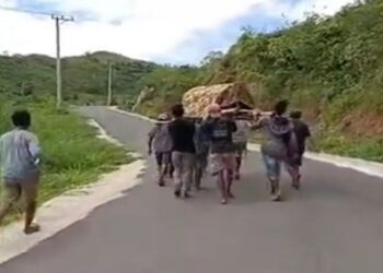 Tak Diizinkan Pakai Ambulans Puskesmas, Warga Jalan 13 Km Tandu Jenazah, Bupati Mamuju Minta Maaf
