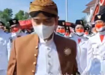 Gibran Semangati Anggota Paskibra yang Menangis Usai Gagal Kibarkan Merah Putih di Solo: Ora Opo-opo