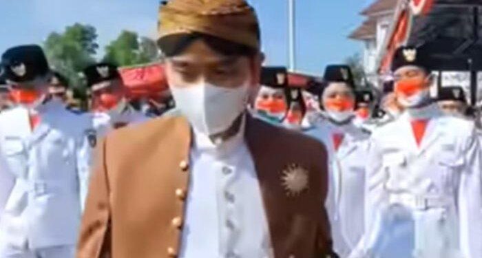 Gibran Semangati Anggota Paskibra yang Menangis Usai Gagal Kibarkan Merah Putih di Solo: Ora Opo-opo
