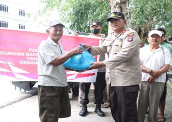 Polres Karimun dan Polsek Jajaran Salurkan Bansos Kepada Masyarakat Yang Terdampak Kenaikan Harga BBM