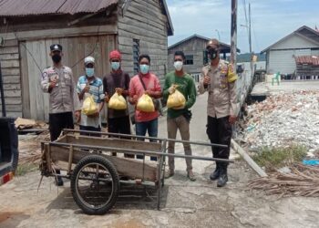 Polsek Buru Salurkan Bansos Kepada Nelayan Yang Terdampak Penyesuaian Harga BBM