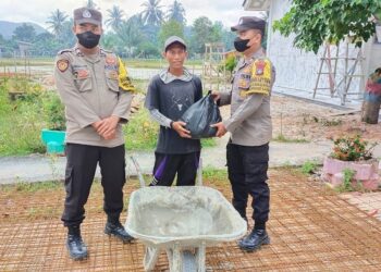 Pasca Kenaikan BBM, Polsek Singkep Barat Serahkan Paket Sembako ke Buruh Dan Nelayan