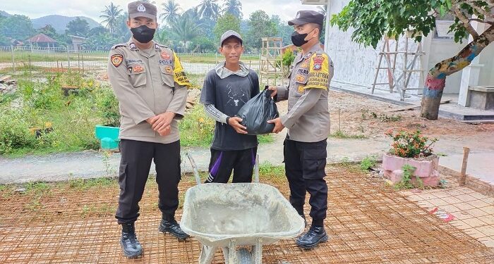 Pasca Kenaikan BBM, Polsek Singkep Barat Serahkan Paket Sembako ke Buruh Dan Nelayan