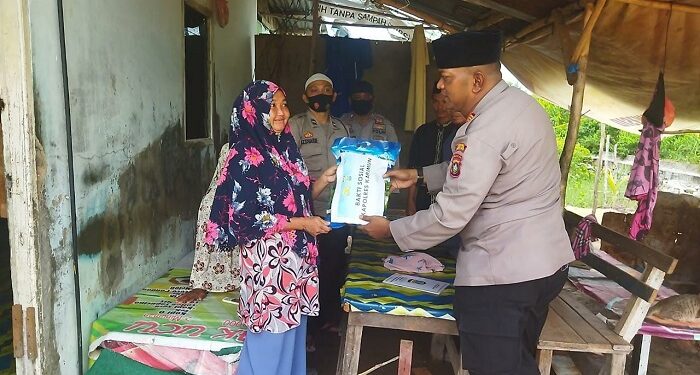 Jum’at Berkah, Satbinmas Polres Karimun Ulurkan Bantuan Kapolres Kepada Masyarakat