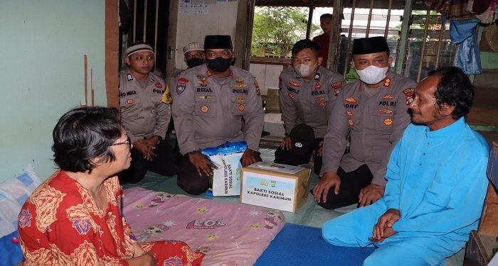 Jum’at Berkah, Satbinmas Polres Karimun Ulurkan Bantuan Kapolres Kepada Masyarakat