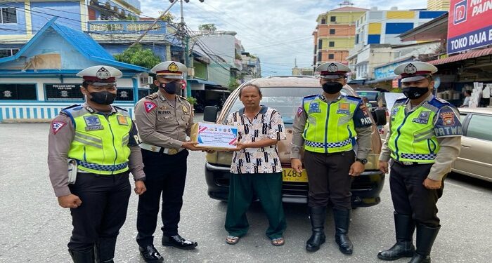 Satlantas Polres Karimun Bagikan 1000 Paket Bantuan Sosial