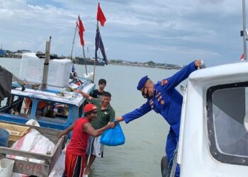 Satuan Polairud Polres Karimun Salurkan Bansos Kepada Masyarakat Nelayan Yang Terdampak Kenaikan Harga BBM