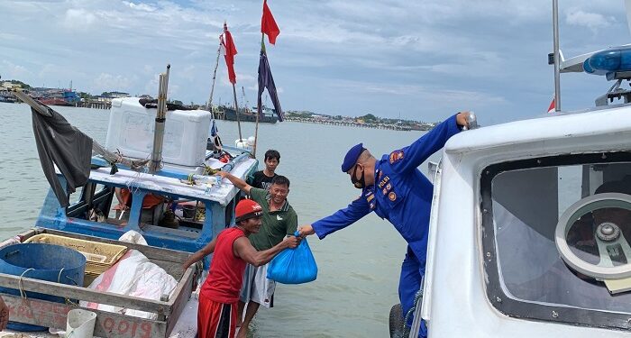 Satuan Polairud Polres Karimun Salurkan Bansos Kepada Masyarakat Nelayan Yang Terdampak Kenaikan Harga BBM