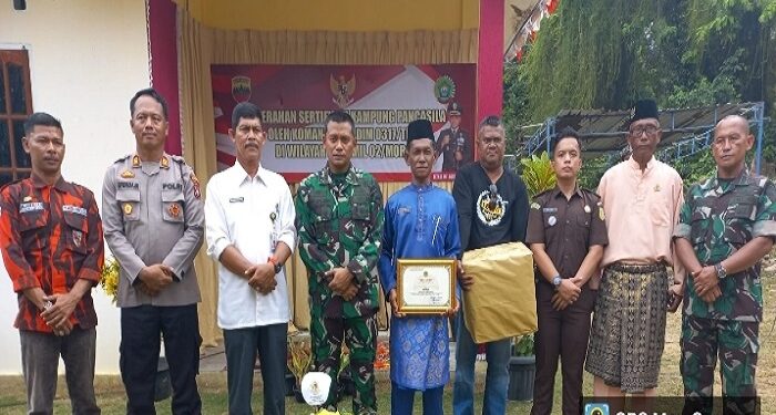 Kunjungan Kerja, Letkol Infantri Agus Redyanto Serahkan Sertifikat Kampung Pancasila di Moro