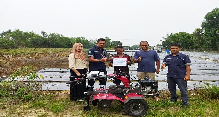 Permudah Pekerjaan Petani, PT Timah Tbk Serahkan Hand Tracktor untuk Kelompok Tani Maulana Bukit Naga Kundur