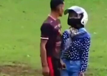Viral Pemain Bola Tarkam Didatangi Istri Saat Tanding Lalu Digandeng Keluar, Alasannya Bikin Baper