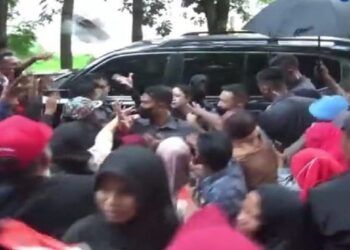 Terungkap! Ini Penyebab Puan Maharani Cemberut saat Bagi-bagi Kaus ke Warga