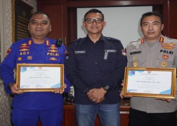 Dirpolairud Polda Kepri Dan Dirreskrimum Polda Kepri Terima Penghargaan Dari Kepala UPT BP2MI Provinsi Kepri