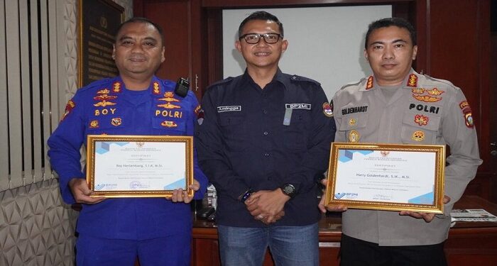 Dirpolairud Polda Kepri Dan Dirreskrimum Polda Kepri Terima Penghargaan Dari Kepala UPT BP2MI Provinsi Kepri