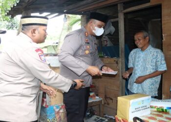 Jum’at Berkah, Kapolres Karimun Sambangi Warga Pengidap Jantung & Ginjal