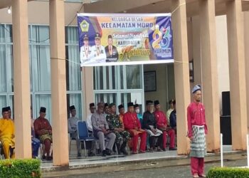 Masyarakat Laksanakan Upacara Bersama Memperingati HUT Karimun ke 23 di Depan Kantor Camat Moro