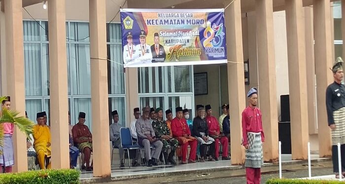 Masyarakat Laksanakan Upacara Bersama Memperingati HUT Karimun ke 23 di Depan Kantor Camat Moro
